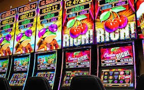 Tampilan antarmuka sportsbook pm200 dengan pilihan taruhan sepak bola dan slot online terbaik